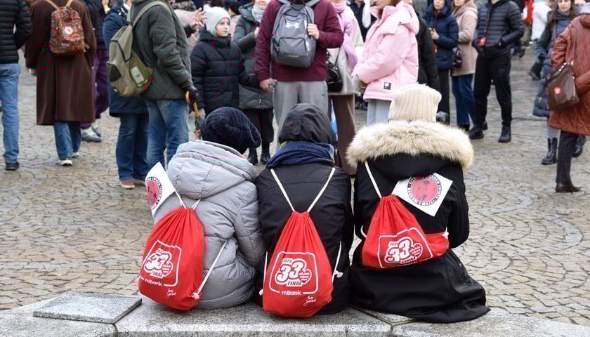 <p>Wolontariuszki z plecakami WOŚP, Rynek we Wrocławiu</p>