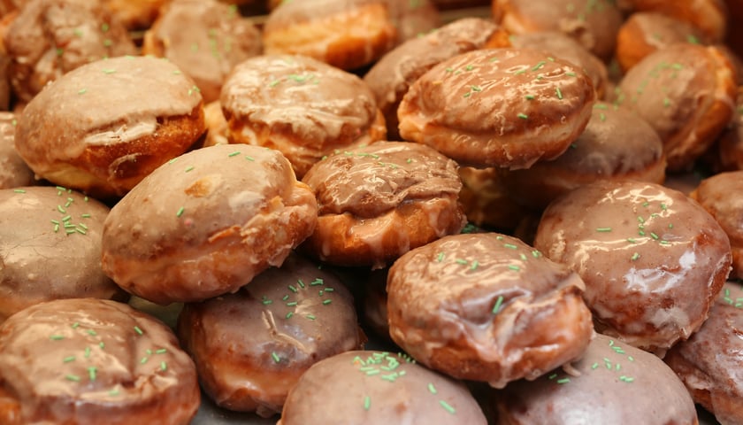 Na zdjęciu pączki z wrocławskiej cukierni Łomżanka. Sprawdź, gdzie jeszcze dostaniesz nietypowe smaki pączków we Wrocławiu!