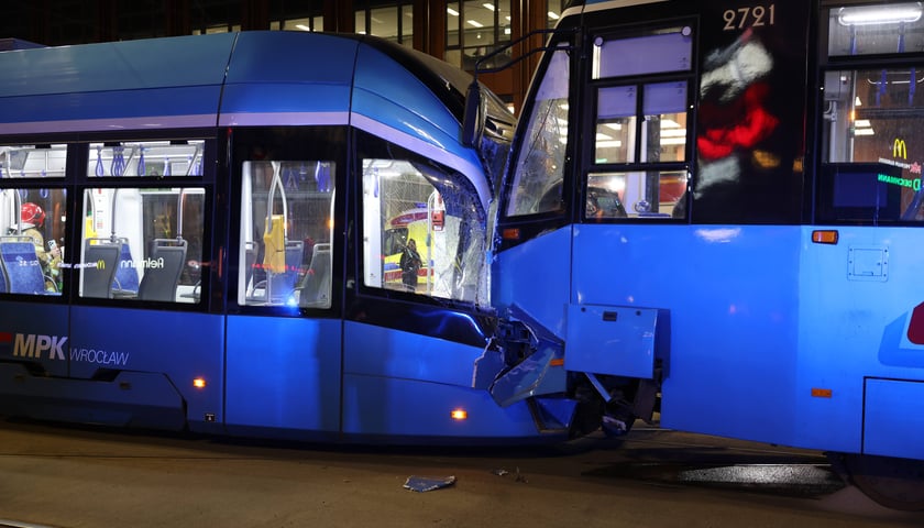 Zderzenie dwóch tramwajów na skrzyżowaniu przy Galerii Dominikańskiej we Wrocławiu