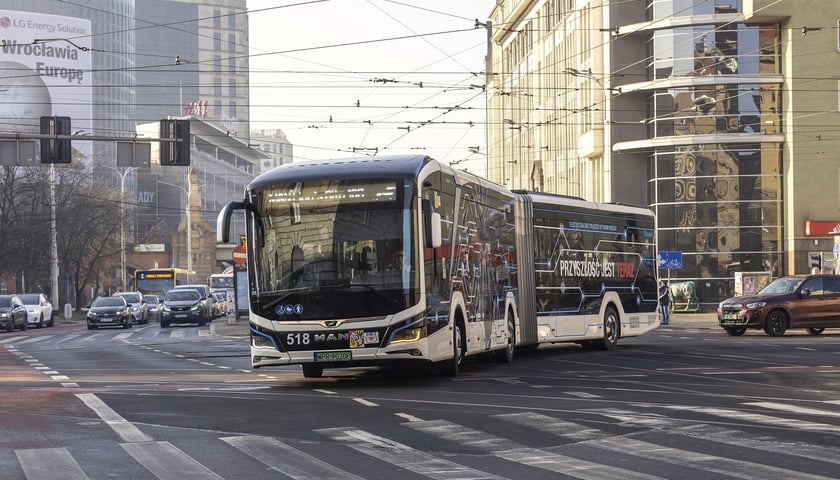 Nie wiadomo, jakiej marki będą nowe autobusy. Wydział Transportu UMW testował kilka modeli, m.in. MAN-a  Lion's City - na zdjęciu przejeżdża przez skrzyżowanie Piłsudskiego ze Świdnicką 