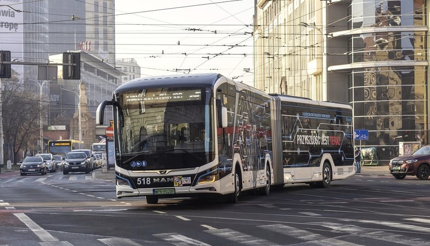 Наразі невідомо, якої марки будуть нові автобуси. Транспортний відділ UMW протестував кілька моделей, зокрема: MAN Lion's City, який на фото проїжджає перехрестя вулиць Piłsudskiego та Świdnicka.