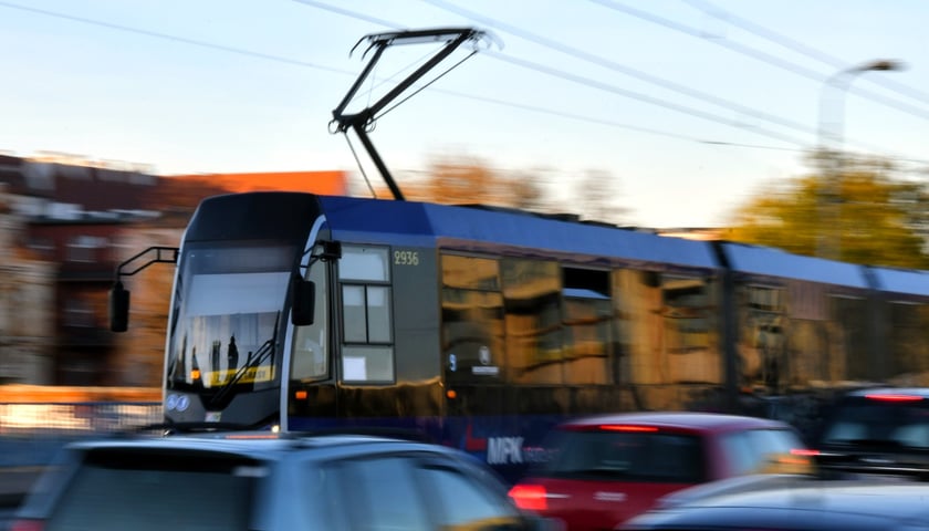 Tramwaj MPK Wrocław w ulicznym ruchu 