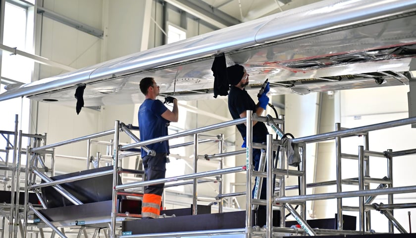 Mechanicy serwisują samolot w Wroclaw Aircraft Maintenance Services