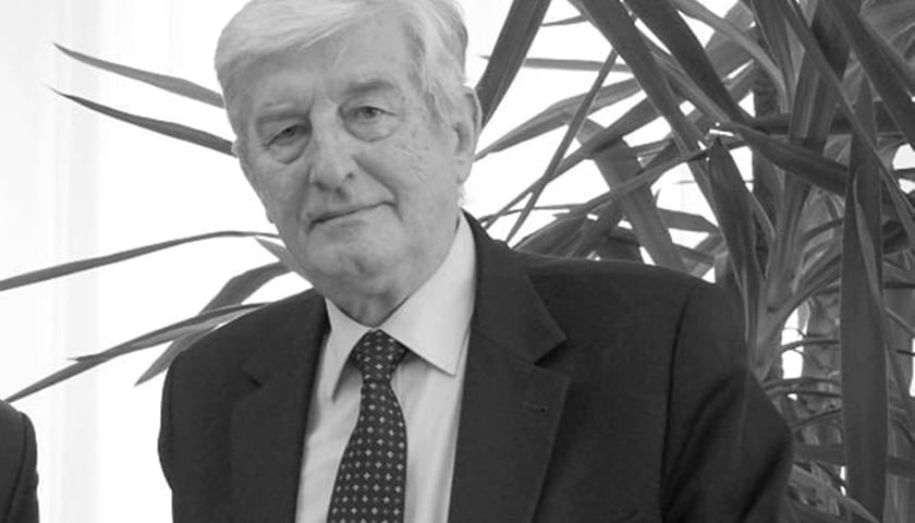 Prof. Andrzej Gospodarowicz. Na zdjęciu dojrzały mężczyzna w garniturze