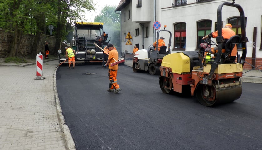 Drogowcy na wyremontowanym odcinku ulicy na Leśnicy