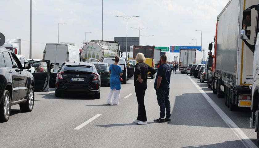 <p>Wypadek z udziałem busa i ciężar&oacute;wki na AOW - 23. 04</p>