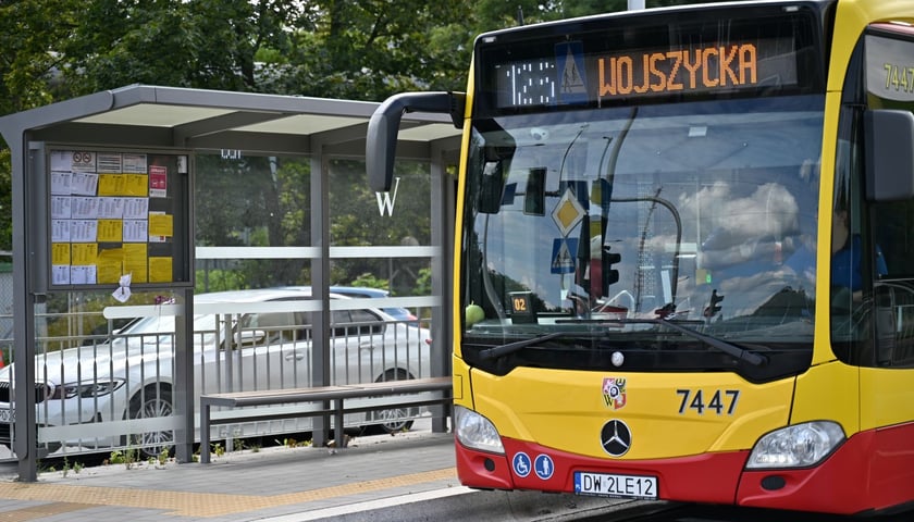 Zdjęcie ilustracyjne przedstawia autobus MPK linii 126 