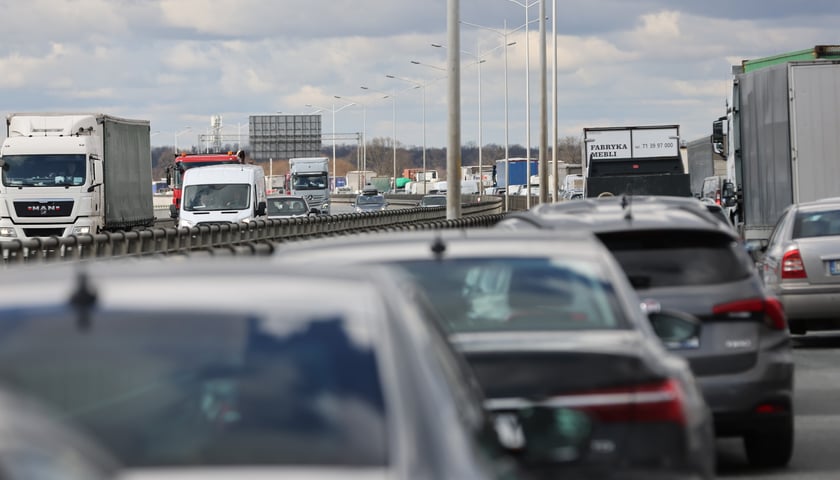 Samochody stoją w korku na AOW, zdjęcie ilustracyjne