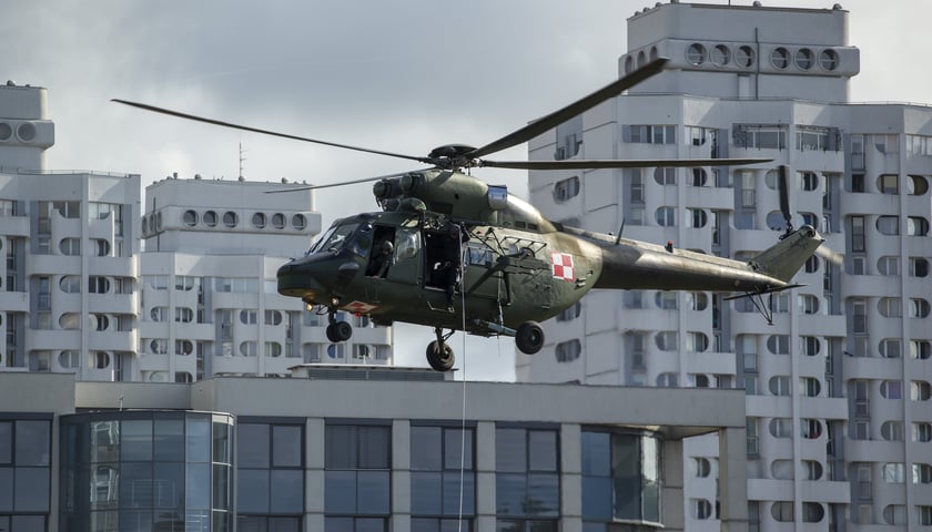 Helikopter podczas akcji służb we Wrocławiu
