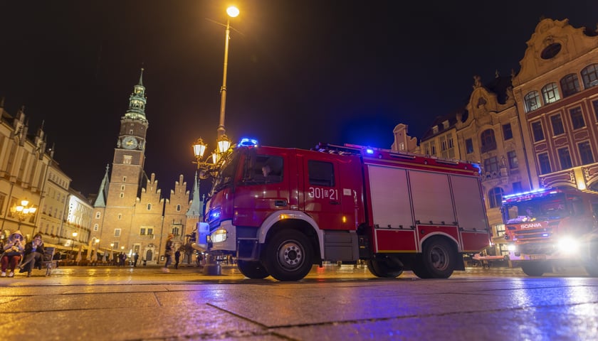 <p>Podczas pożaru staramy się jak najszybciej wyjśc z płonącego budynku</p>