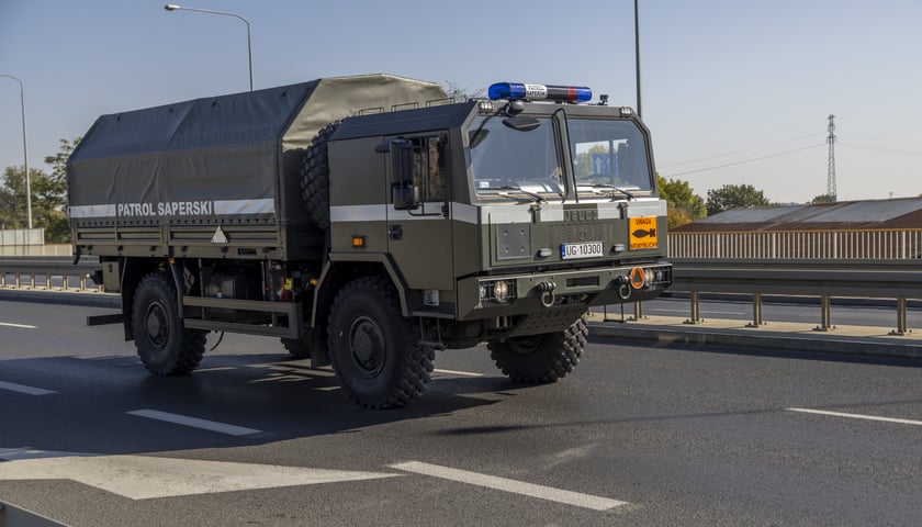 Wóz saperski jedzie po autostradzie