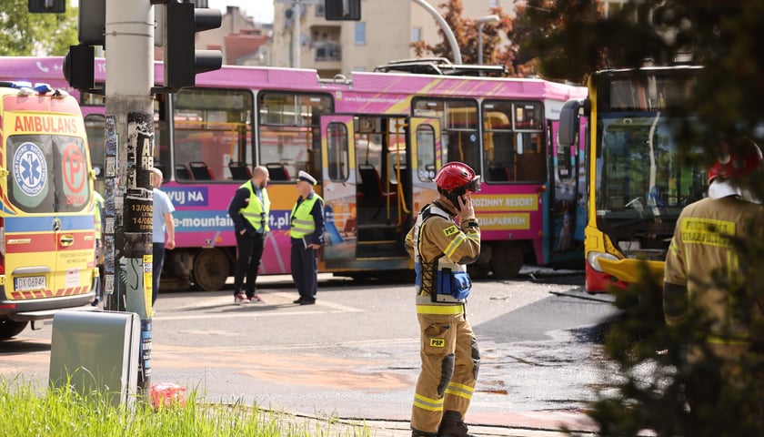 Zderzenie autobusu i tramwaju u zbiegu ulic Kochanowskiego i Różyckiego