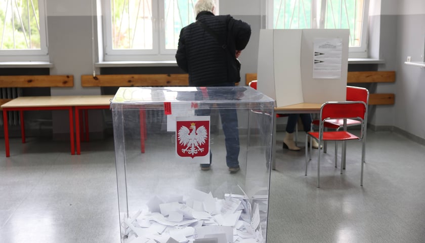 Lokal wyborczy i głosujący mężczyzna