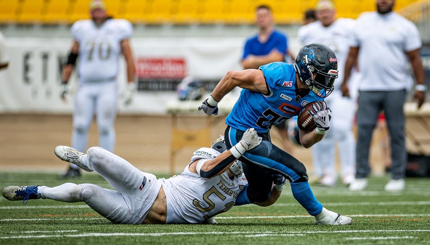 Zawodnik Panthers Wrocław biegnie z piłką, próbuje go zatrzymać gracz z Węgier. Zdjęcie z poprzedniego meczu Panthers z drużyną Enthroners Fehervar na Stadionie Olimpijskim.