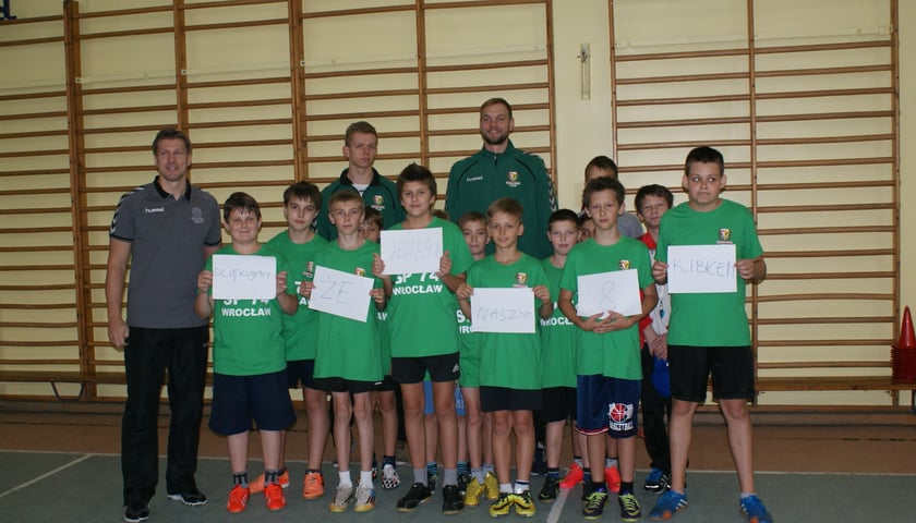 Piłkarze ręczni Śląska w Szkole Podstawowej nr 74