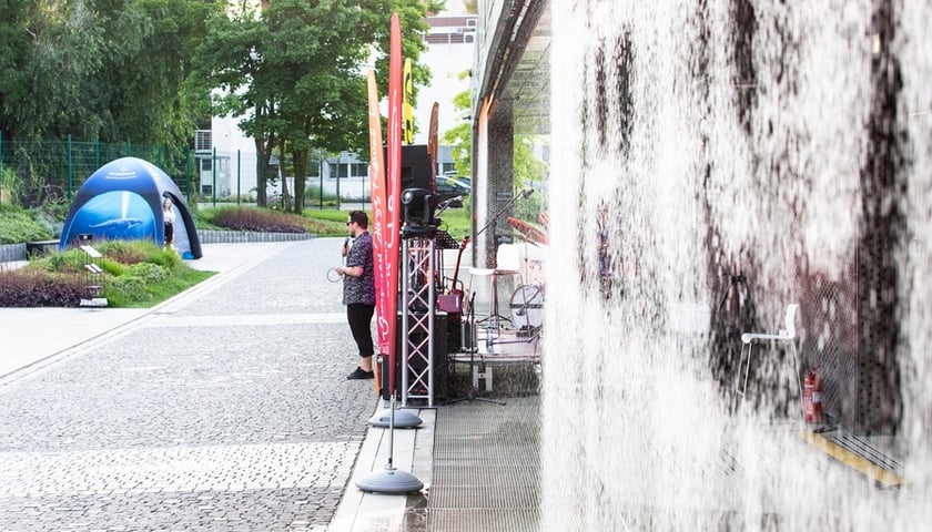 Kurtyna wodna i plac przed Hydropolis