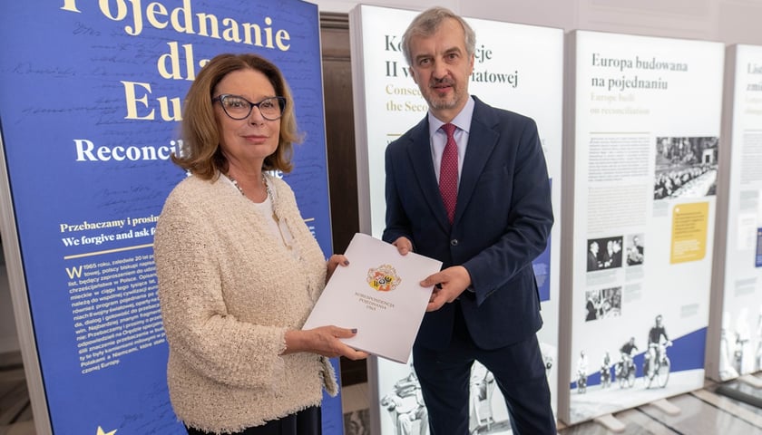 Otwarcie wystawy „Pojednanie dla Europy” w Senacie. Na zdjęciu Małgorzata Kidawa - Błońska, marszałek Senatu, dr Andrzej Jerie, dyrektor Centrum Historii Zajezdnia we Wrocławiu