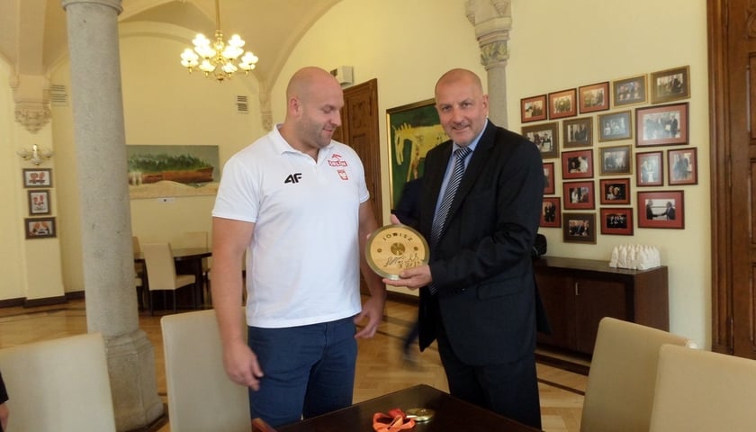 Piotr Małachowski odebrał nagrodę od Rafała Dutkiewicza