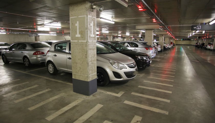 Zdjęcie ilustracyjne przedstawia parking podziemny  