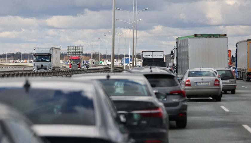 Samochody w korku na autostradzie, zdjęcie ilustracyjne