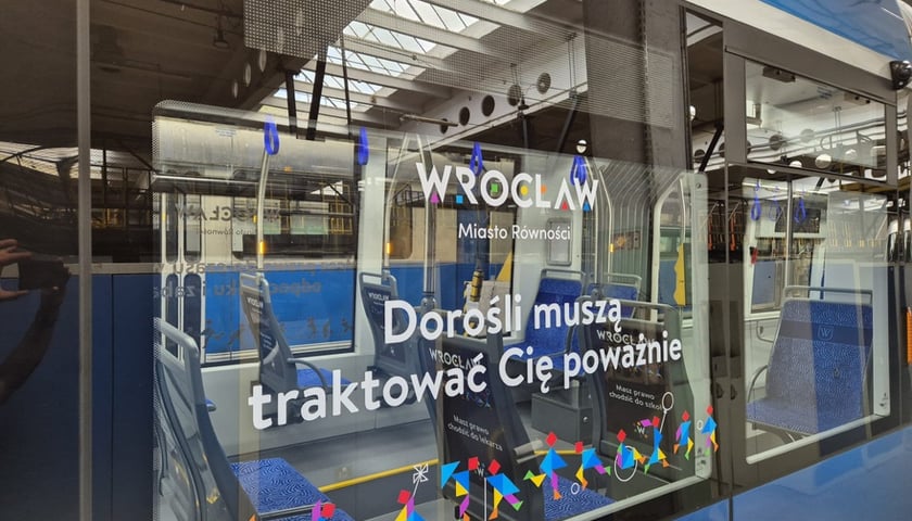 Młodzi artyści z  z Młodzieżowej Akademii Musicalowej MAM i Tramwaj Praw Dziecka