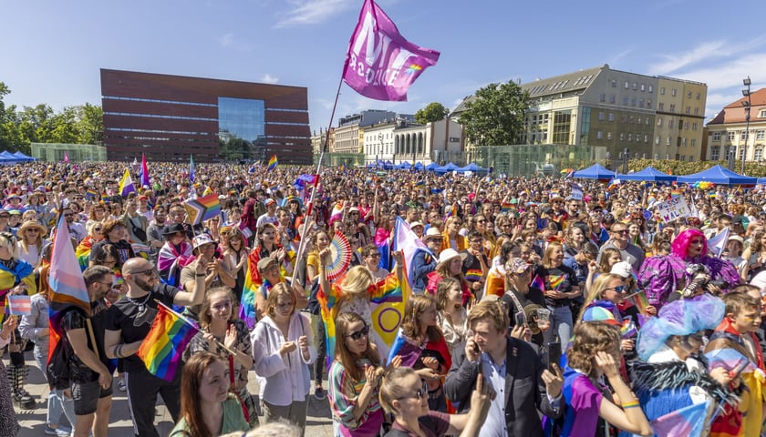 Wrocławski Marsz Równości 2023. Tłum na pl. Wolności 