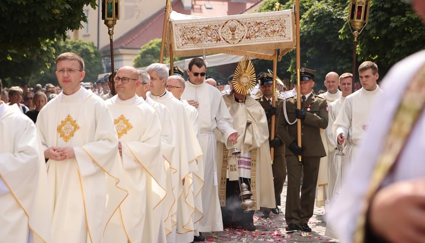 Na zdjęciu procesja Bożego Ciała we Wrocławiu. Na zdjęciu widać księży. Zdjęcie ilustracyjne