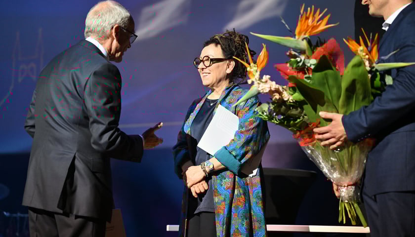 Gala z okazji 75-lecia Uniwersytetu Medycznego we Wrocławiu. Prof. Piotr Ponikowski i Olga Tokarczuk