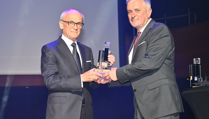 Gala z okazji 75-lecia Uniwersytetu Medycznego we Wrocławiu. Prof. Piotr Ponikowski i dr Roman Szełemej, prezydent Wałbrzycha