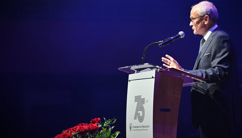 Gala z okazji 75-lecia Uniwersytetu Medycznego. Przemawia rektor prof. Piotr Ponikowski