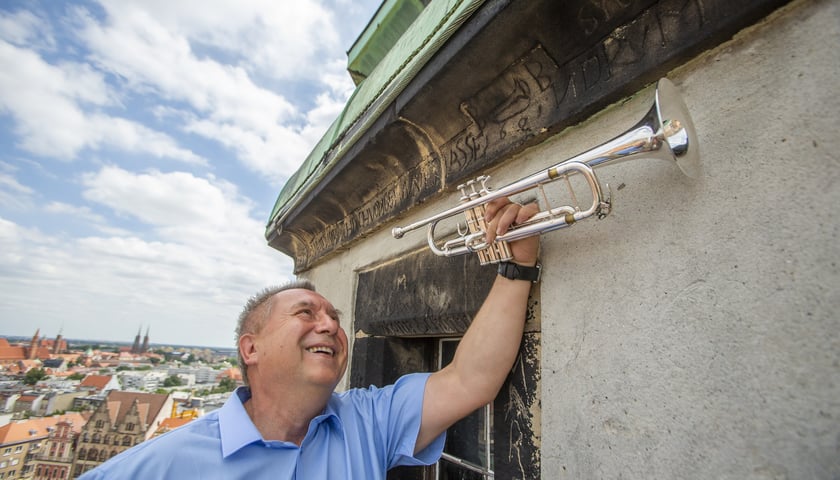 <p>Tadeusz Nestorowicz, wrocławski hejnalista gra naszą miejscowa melodię co niedzielę, o 12:00</p>