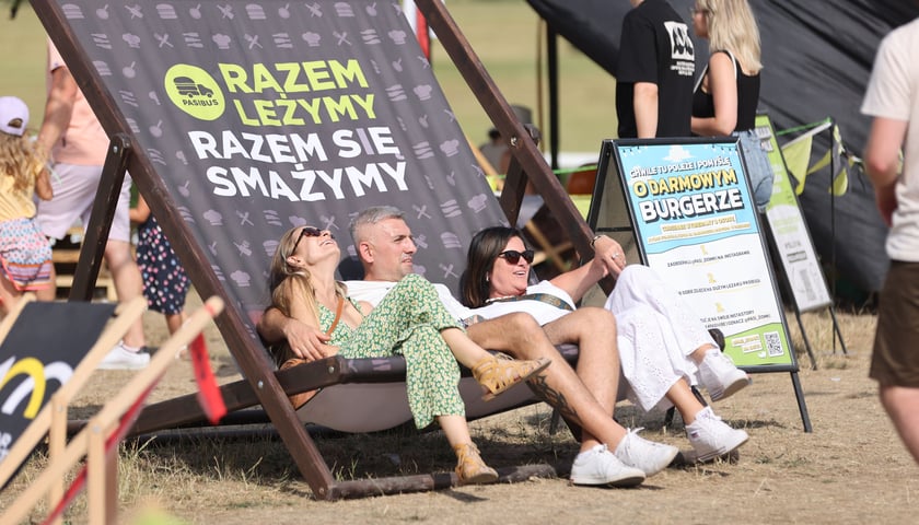 Para leżąca na gigantycznym leżaku na Festiwalu Pasibrzucha w 2024 r.