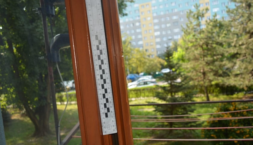 <p>Zdjęcia wykonane przez technik&oacute;w kryminalistycznych, dokumentujące włamania</p>