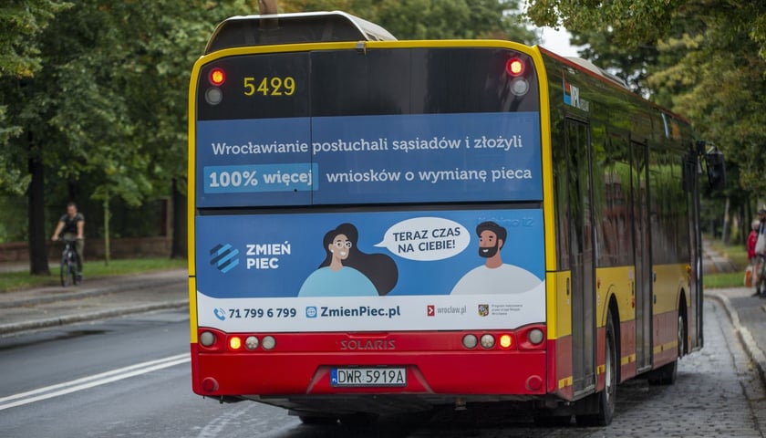 Zdjęcie ilustracyjne: autobus na przystanku 