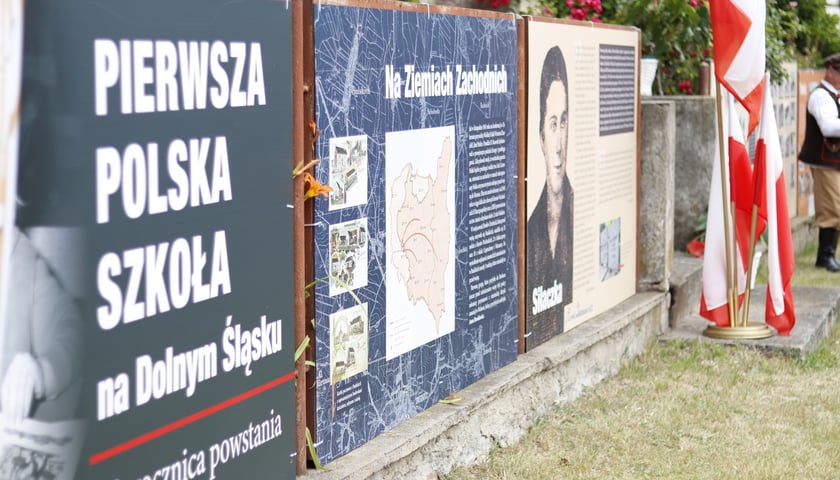 W Pawłowie Trzebnickim przy budynku dawnej szkoły zorganizowano wystawę poświęconą pierwszej polskiej szkole na Dolnym Śląsku