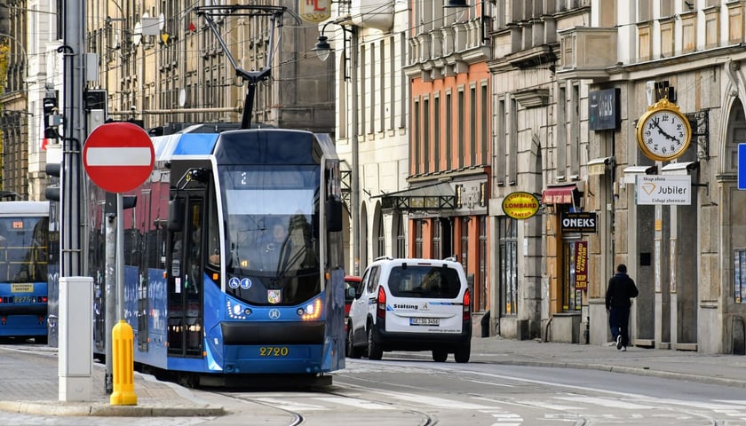 Zdjęcie ilustracyjne: tramwaj MPK przy przystanku "Dworzec Główny" 