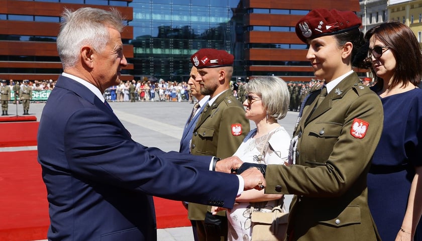 Uroczysta promocja oficerska na placu Wolności we Wrocławiu