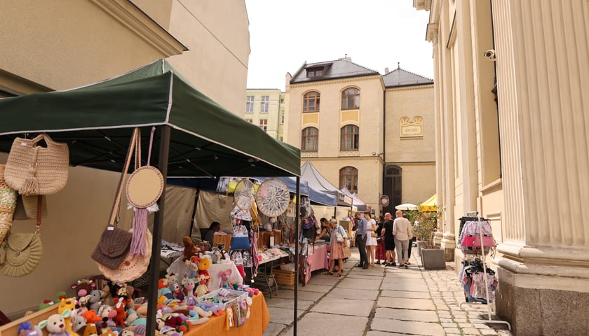 Ludzie na targowisku żydowskim pod Synagogą pod Białym Bocianem