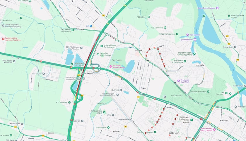 Na czerwono zaznaczono korek na  autostradzie koło Wrocław Stadion