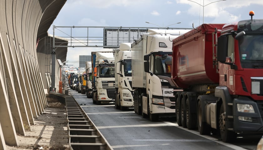 Korek na autostradzie koło węzła Wrocław Stadion, zdjęcie ilustracyjne