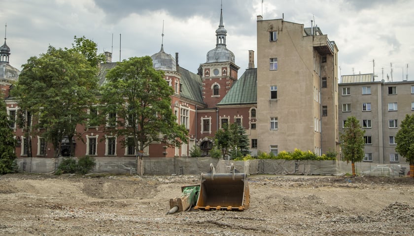 <p>Plac po Galerii na Czystej</p>