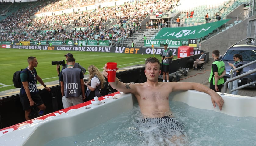 Kibic Śląska Wrocław w jacuzzi na meczu z Wieczystą Kraków