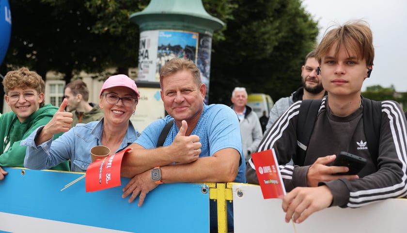 Zawodnicy i kibice na starcie 82. Tour de Pologne przy Hali Stulecia
