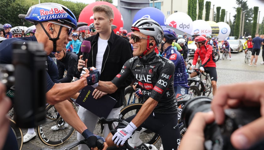 Zawodnicy i kibice na starcie 82. Tour de Pologne przy Hali Stulecia