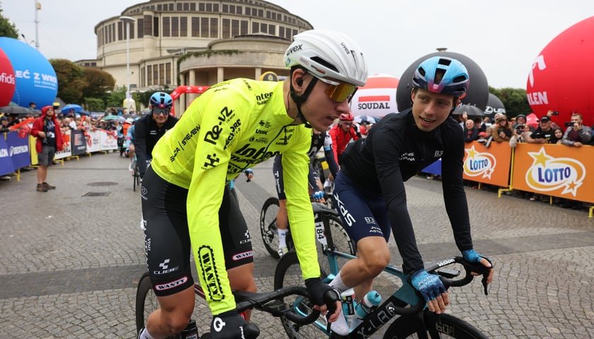 Zawodnicy i kibice na starcie 82. Tour de Pologne przy Hali Stulecia
