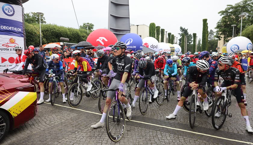 Zawodnicy i kibice na starcie 82. Tour de Pologne przy Hali Stulecia