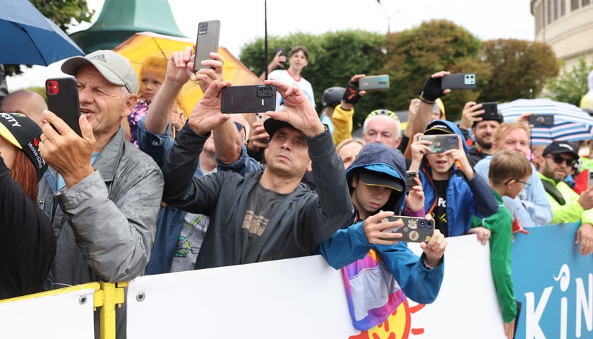 Zawodnicy i kibice na starcie 82. Tour de Pologne przy Hali Stulecia