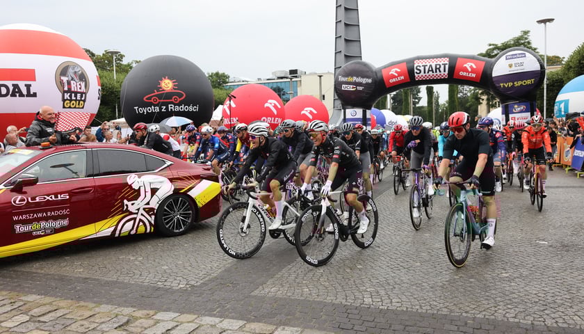Zawodnicy i kibice na starcie 82. Tour de Pologne przy Hali Stulecia