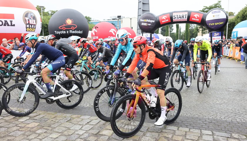 Zawodnicy i kibice na starcie 82. Tour de Pologne przy Hali Stulecia
