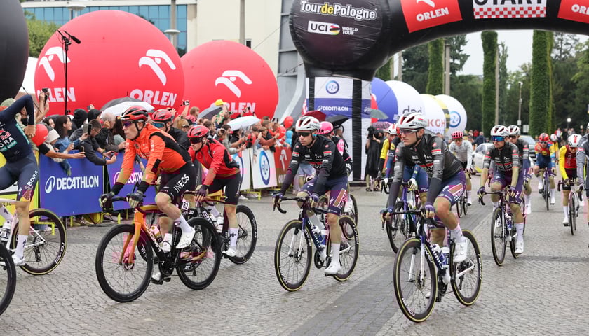 Zawodnicy i kibice na starcie 82. Tour de Pologne przy Hali Stulecia